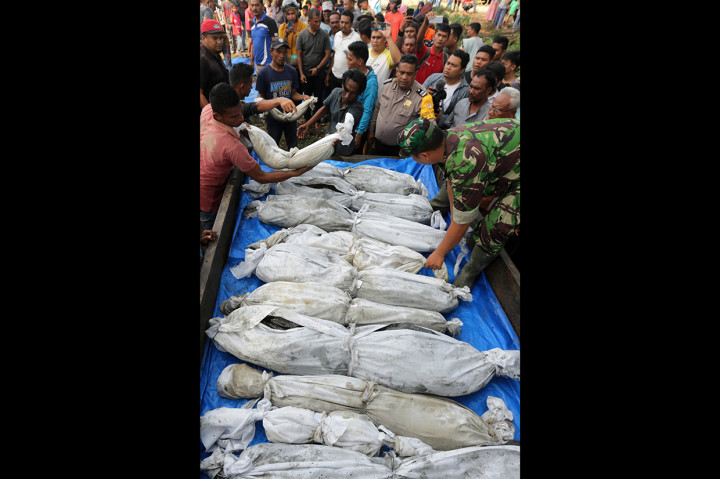 Ke-13 kerangka korban tsunami yang telah dikafani tersebut dibawa menggunakan mobil L-300 ke tempat pemakaman yang berada di kawasan LP Kajhu Aceh Besar.