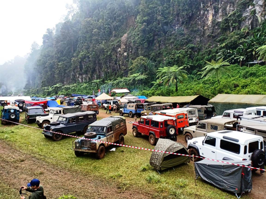 Ada lebih dari 800 unit Land Rover yang terdaftar masuk ke lokasi perkemahan. Mayoritas peserta datang bersama keluarga.