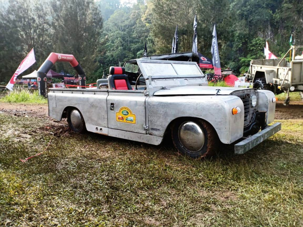 Land Rover ceper. Modifikasi yang tidak lazim untuk sebuah kendaraan offroad ini, baru selesai pekerjaannya beberapa hari sebelum acara dimulai.