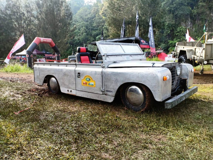 Land Rover ceper. Modifikasi yang tidak lazim untuk sebuah kendaraan offroad ini, baru selesai pekerjaannya beberapa hari sebelum acara dimulai.