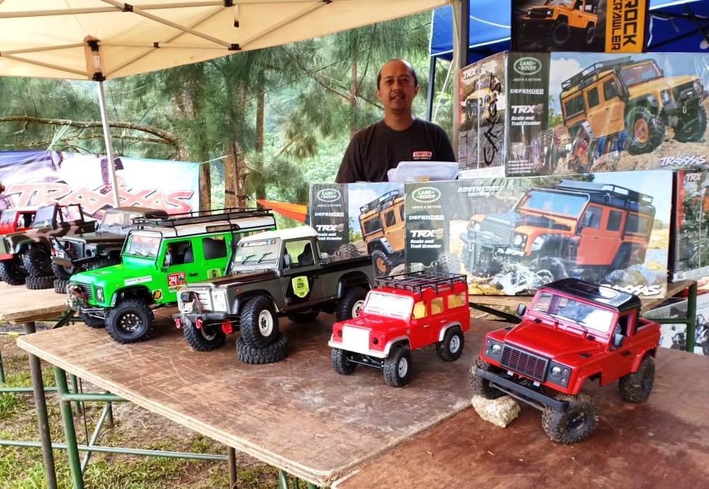 Ada pula yang datang khusus untuk berdatangan pakaian, mainan dan suku cadang Land Rover.