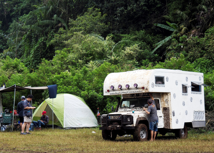 Land Rover putih itu bernama Droledezebre, milik Philippe dan Eva. Pasangan suami-istri asal Prancis ini sedang dalam perjalanan keliling dunia sejak 2,5 tahun lalu.