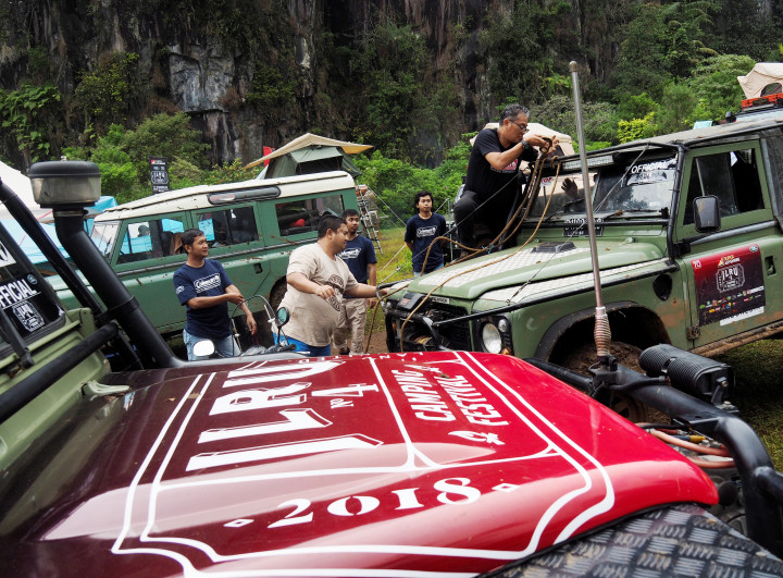 Peserta yang datang dengan berkendara Land Rover kesayangannya dari daerah masing-masing. Tidak sedikit yang mengirimnya dengan cargo kapal laut. 