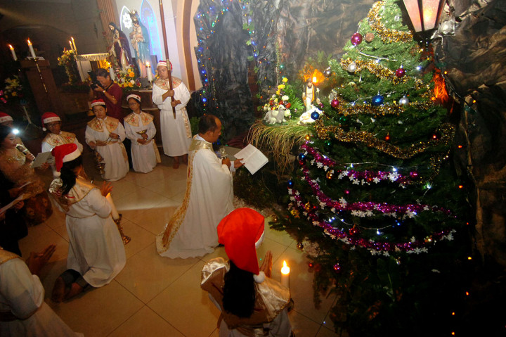 Sejumlah umat kristiani melaksanakan misa malam Natal di Gereja Hati Kudus Yesus, Tegal, Jawa Tengah. Umat kristiani setempat melaksanakan misa malam Natal dengan tema menumbuhkembangkan kasih serta berbagi kasih kepada seluruh umat pada perayaan Natal. Antara Foto/Oky Lukmansyah