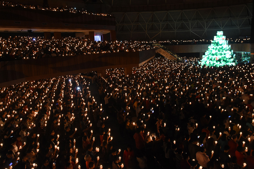 Sejumlah umat Kristiani mengikuti Misa Natal di Gereja Bethany Surabaya, Jawa Timur. Antara Foto/M Risyal Hidayat
