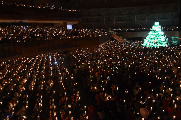 Sejumlah umat Kristiani mengikuti Misa Natal di Gereja Bethany Surabaya, Jawa Timur. Antara Foto/M Risyal Hidayat