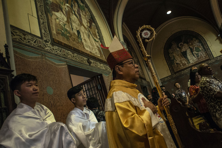 Uskup Agung Jakarta Mgr Ignatius Suharyo memimpin misa Natal di Gereja Katedral, Jakarta. Antara Foto/Aprillio Akbar