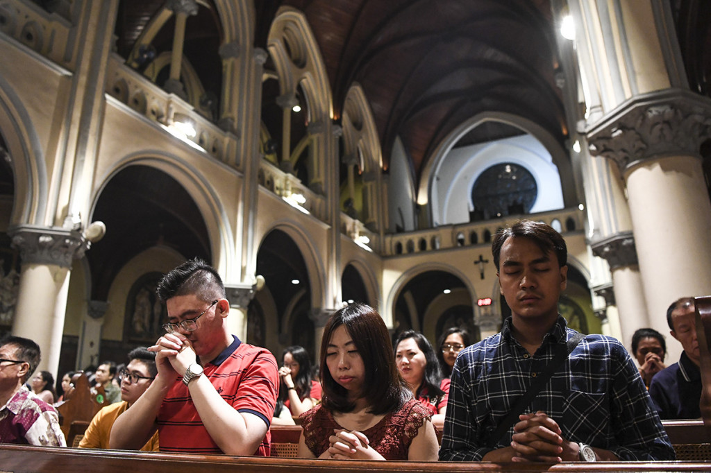 Umat Katolik melaksanakan misa malam Natal di Gereja Katedral, Jakarta. Antara Foto/Aprillio Akbar