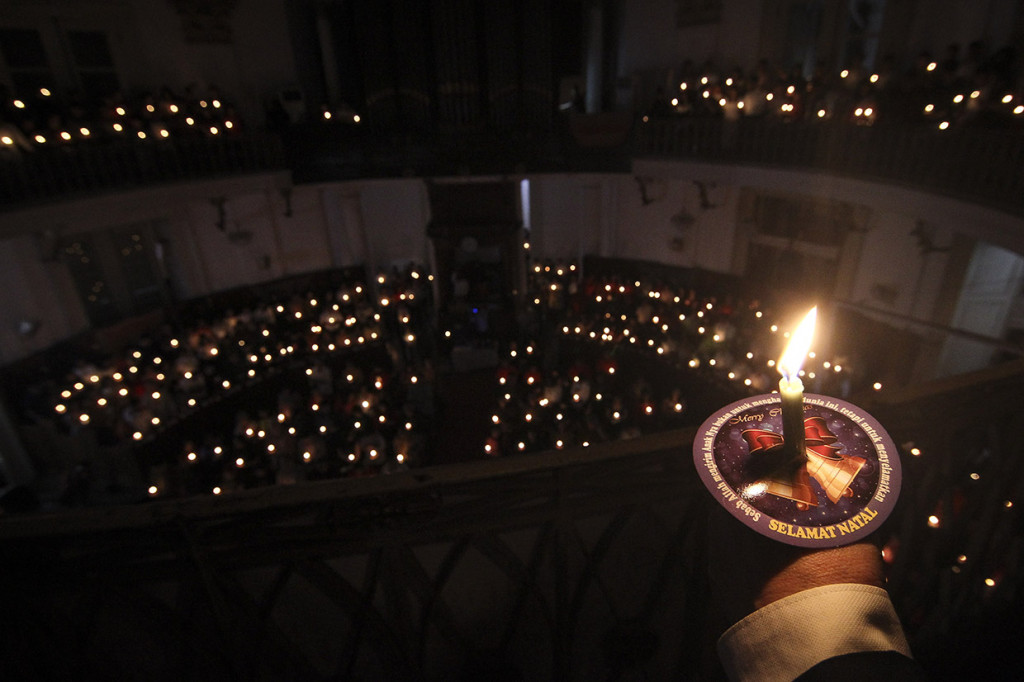 Umat kristiani mengikuti ibadah misa malam Natal di Gereja Immanuel, Jakarta. Antara Foto/Dhemas Reviyanto
