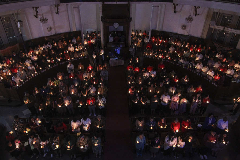 Perayaan Natal di Gereja Immanuel mengangkat tema Membangun Spiritualitas Damai Yang Menciptakan Pendamai. Antara Foto/Dhemas Reviyanto