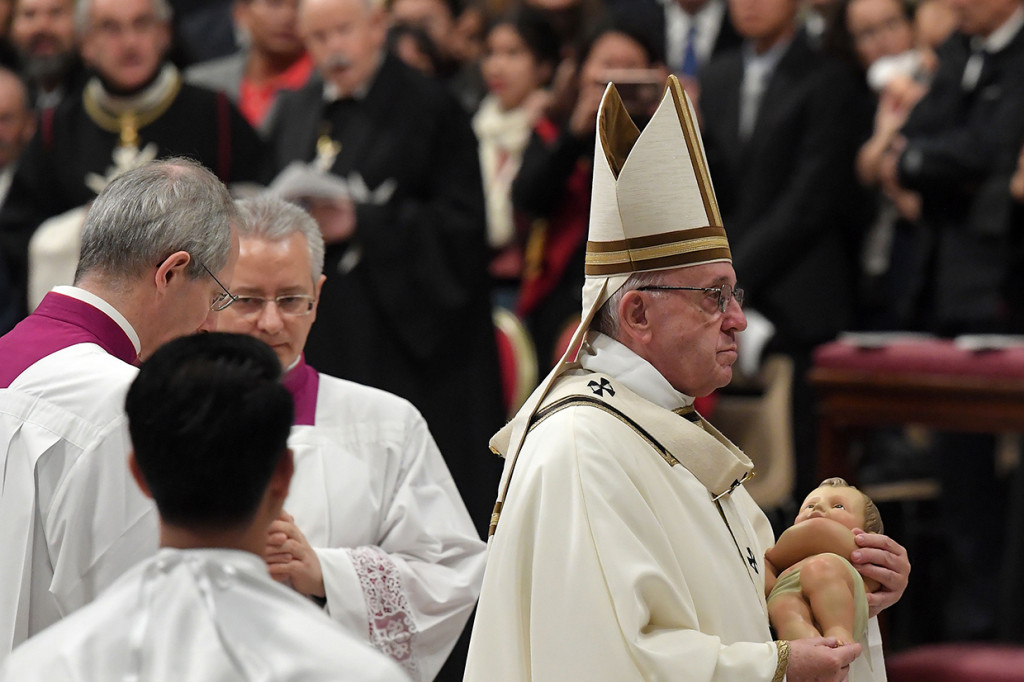 Paus Fransiskus menyerukan kepada masyarakat di negara maju agar menjalani kehidupan yang lebih sederhana dan tidak terlalu materialistis. Dia juga mengutuk kesenjangan yang makin menganga antara orang-orang kaya dan miskin di dunia.