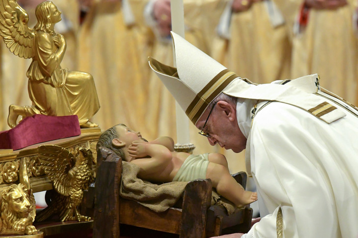 Paus kemudian mengungkapkan kelahiran Yesus di sebuah kandang seharusnya membuat masyarakat mampu merenungkan makna hidup.