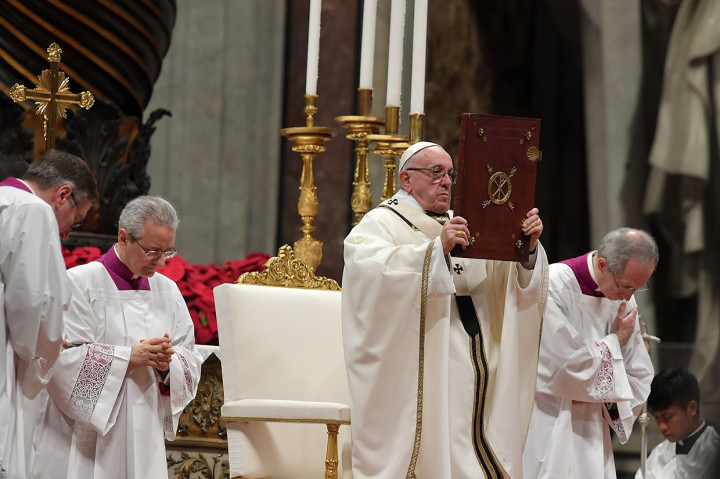 Dalam khotbahnya, Paus Fransiskus mengatakan memperingati kelahiran Kristus seharusnya dijadikan cara baru dalam menjalani hidup, yaitu 