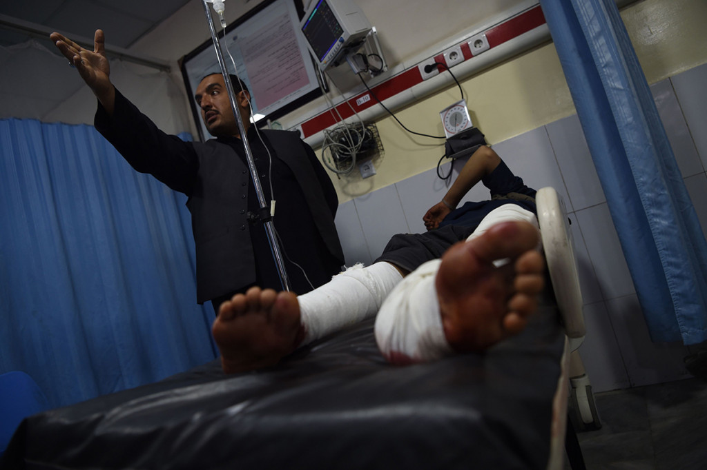 Juru Bicara Kementerian Kesehatan Wahid Majroh mengatakan sejauh ini ada 43 orang tewas dan 10 orang terluka yang telah dibawa ke rumah sakit. Satu polisi terbunuh dan 3 militan dibekuk setelah 7 jam terlibat baku tembak di dalam gedung.