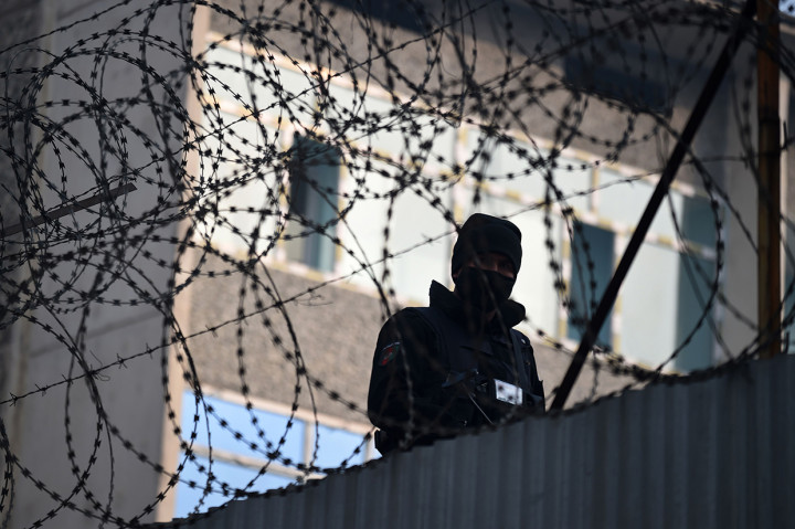 Tentara berjaga di Gedung Pemerintah di Kabul yang diserang.