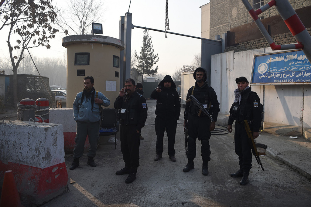 Akibat dari serangan itu, lebih dari 35 orang dievakuasi dari gedung sebelum operasi dihentikan pada Senin malam. Belum ada satupun kelompok militan yang mengklaim bertanggung jawab atas serangan yang identik dengan serangan sebelumnya oleh kelompok Taliban. 
