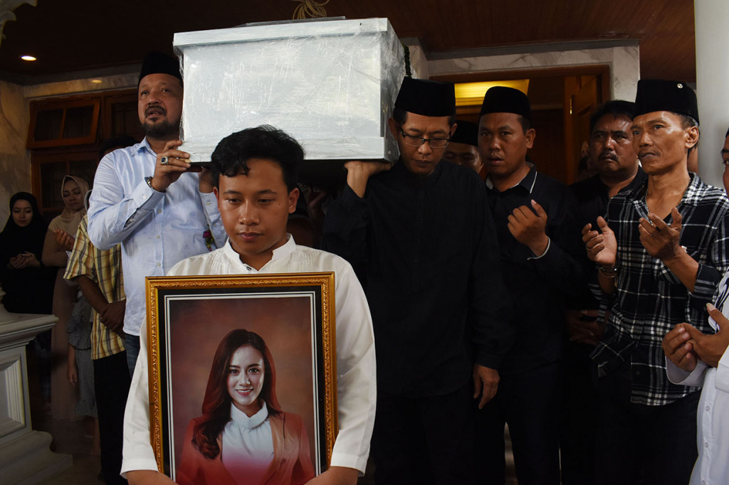 Istri vokalis Ifan Seventeen akhirnya ditemukan setelah sempat dikabarkan hilang pasca tsunami yang menerjang Banten, Sabtu, 22 Desember lalu. Dylan ditemukan dalam kondisi sudah tak bernyawa pada Senin, 24 Desember kemarin.