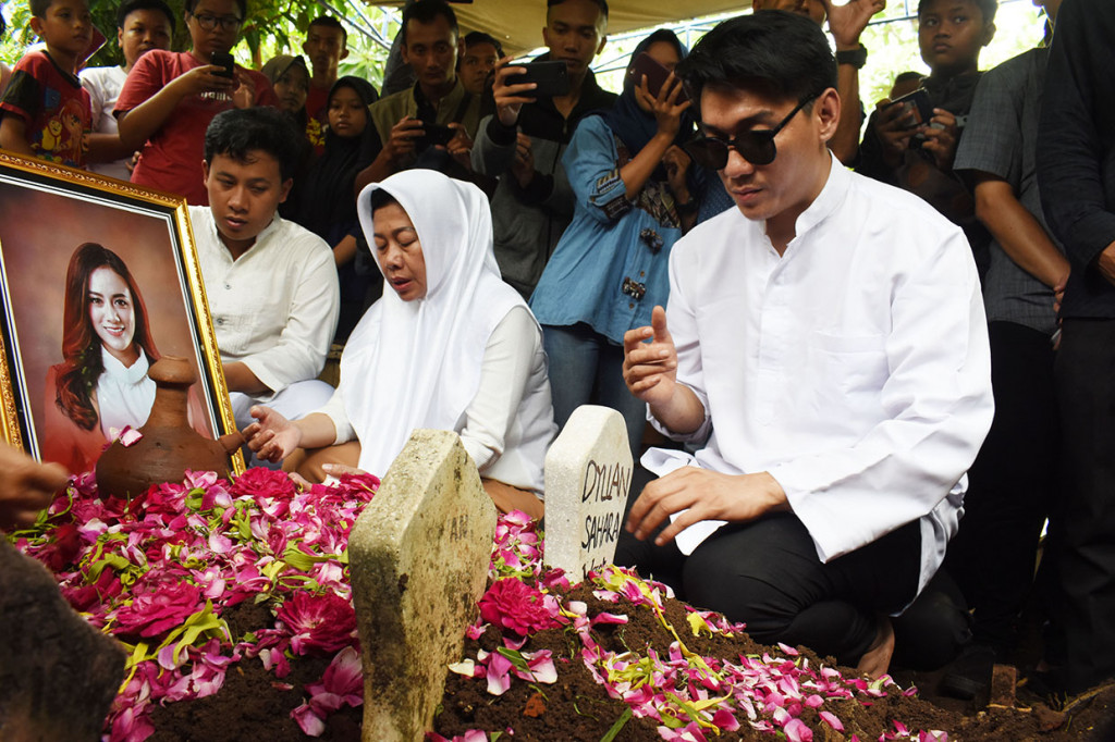 Tak hanya Dylan, Ifan juga kehilangan rekan-rekan segrupnya di Seventeen akibat terjangan tsunami Selat Sunda, mulai dari M Awal Purbani atau Bani yang merupakan bassis Seventeen, lalu disusul oleh Herman Sikumbang gitaris Seventeen, lalu yang terakhir adalah Andi drummer Seventeen.
