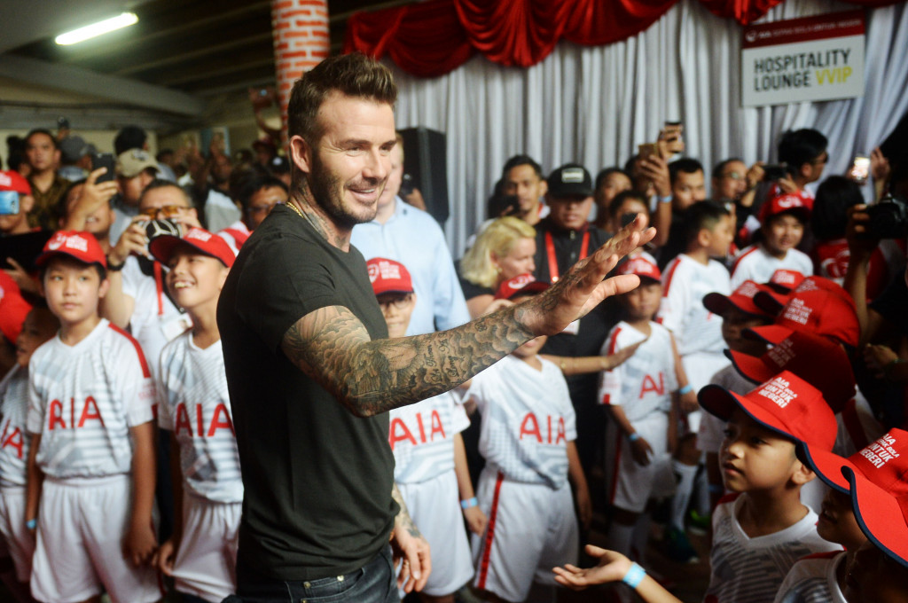 Mantan pesepak bola Manchester United dan Real Madrid David Beckham menyapa penggemarnya saat tiba di Stadion Soemantri Brojonegoro, Jakarta, Minggu, 25 Maret. Kehadiran David Beckham tersebut dalam rangka mengikuti kegiatan AIA Sepakbola Untuk Negeri. Antara Foto/Akbar Nugroho Gumay