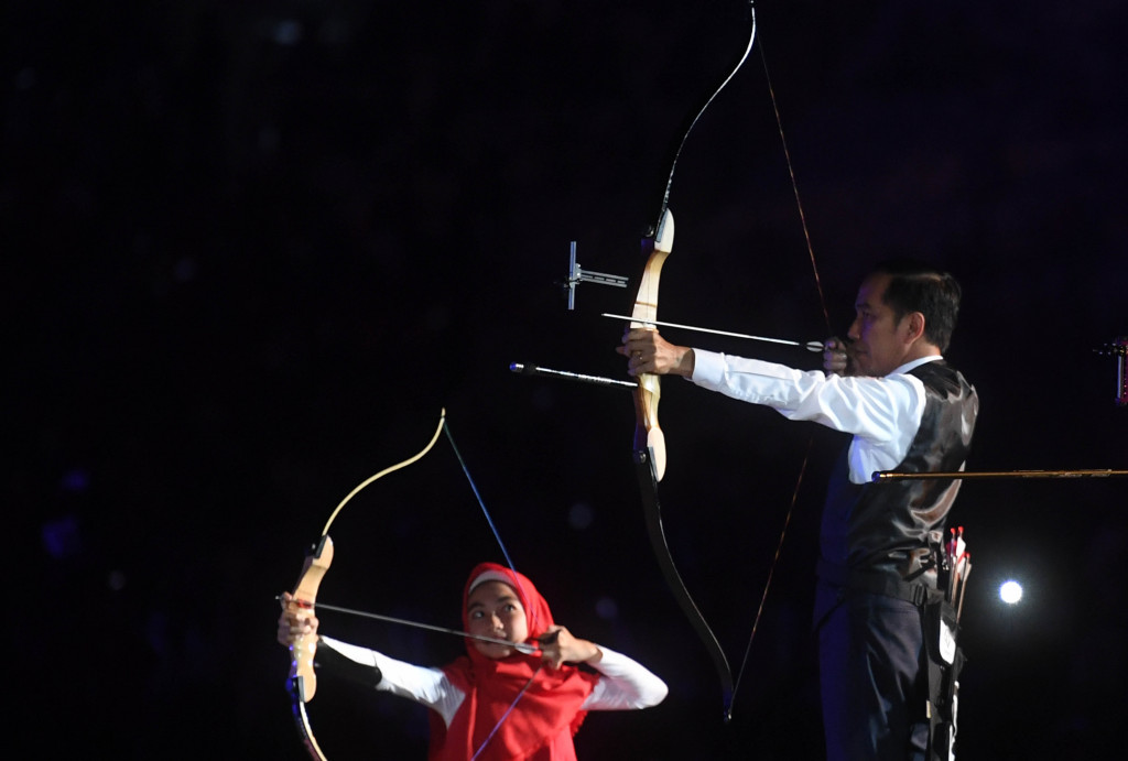 Aksi Jokowi Hancurkan 'Keterbatasan' di Pembukaan Asian Para Games Presiden Joko Widodo mengajak masyarakat untuk menyisihkan keterbatasan dan menyulapnya menjadi kemampuan pada upacara pembukaan Asian Para Games 2018 di Stadion Utama Gelora Bung Karno, Senayan, Jakarta, 7 Oktober 2018. Presiden ditemani anak penyandang disabilitas bernama Bulan, memanah kata 'disability' menjadi 'ability'. Antara Foto/Akbar Nugroho Gumay