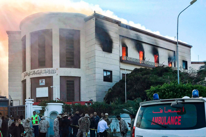 Kebakaran melanda gedung Kementerian Luar Negeri Libya di Tripoli, pascaserangan pria bersenjata, Selasa, 25 Desember waktu setempat.