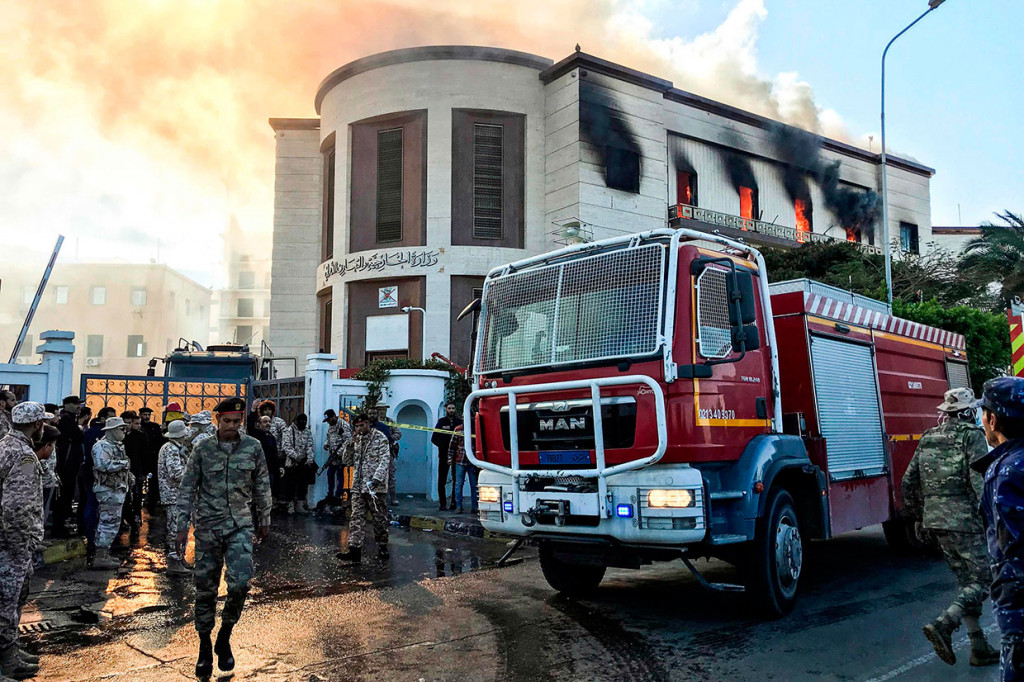 Para pelaku meledakkan bom di luar gedung, kemudian menembakkan senjata secara membabi-buta. Pelaku kemudian meledakkan diri di lantai dua gedung tersebut.