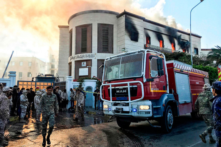 Para pelaku meledakkan bom di luar gedung, kemudian menembakkan senjata secara membabi-buta. Pelaku kemudian meledakkan diri di lantai dua gedung tersebut.