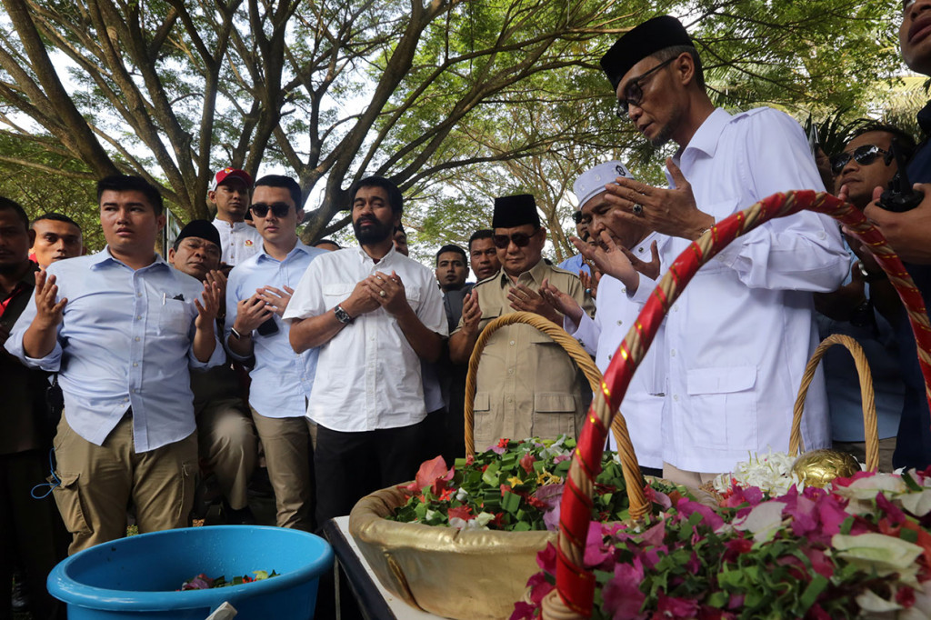 Calon Presiden nomor urut 02 Prabowo Subianto (tiga kanan) berziarah di kuburan massal korban bencana gempa dan tsunami di Desa Siron, Aceh Besar, Aceh. Antara Foto/Irwansyah Putra