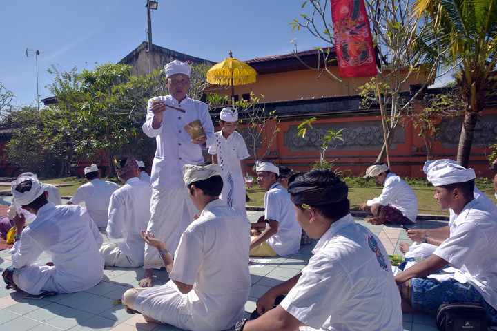 Perayaan Galungan di Pekanbaru berlangsung damai dan khidmat, serta diisi dengan doa untuk para korban tsunami di Pandeglang dan Lampung. Antara Foto/FB Anggoro
