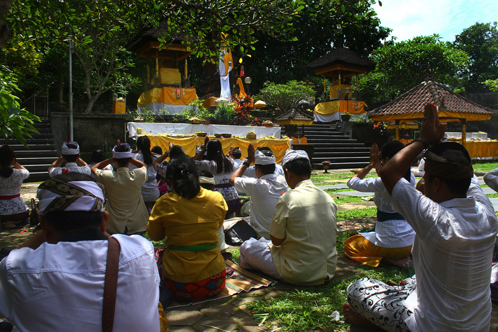 Umat Hindu mengikuti ritual sembahyang dalam Perayaan Hari Raya Galungan di Pura Luhur Dwijawarsa, Malang, Jawa Timur.. Sembahyang dalam Perayaan Galungan di Pura tersebut dibagi menjadi tiga gelombang guna mengantisipasi banyaknya umat Hindu yang datang. Antara Foto/Ari Bowo Sucipto