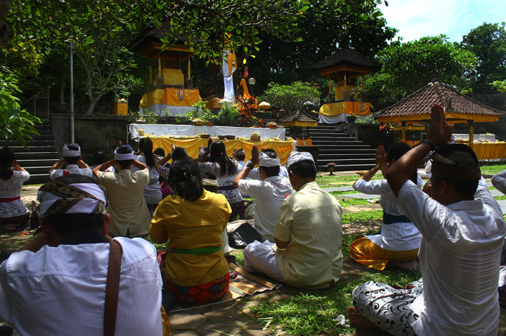 Umat Hindu mengikuti ritual sembahyang dalam Perayaan Hari Raya Galungan di Pura Luhur Dwijawarsa, Malang, Jawa Timur.. Sembahyang dalam Perayaan Galungan di Pura tersebut dibagi menjadi tiga gelombang guna mengantisipasi banyaknya umat Hindu yang datang. Antara Foto/Ari Bowo Sucipto