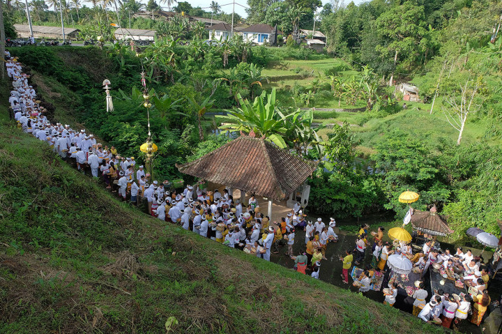 Suasana antrean umat Hindu saat melakukan persembahyangan Hari Raya Galungan di Pura Beji Desa Bolangan, Tabanan, Bali. Antara Foto/Nyoman Hendra Wibowo