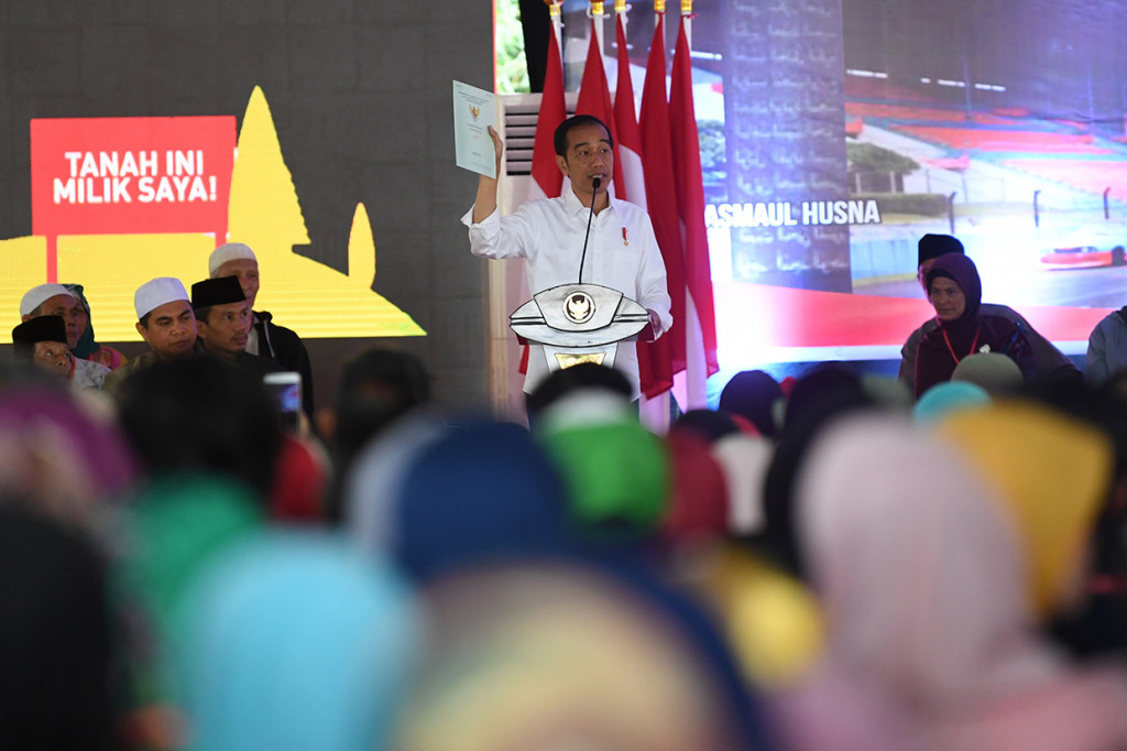 Presiden menyerahkan 4.000 sertifikat tanah untuk masyarakat yang berasal dari Kabupaten Bogor, Kabupaten Sukabumi dan Kota Sukabumi. 