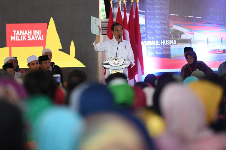 Presiden menyerahkan 4.000 sertifikat tanah untuk masyarakat yang berasal dari Kabupaten Bogor, Kabupaten Sukabumi dan Kota Sukabumi. 