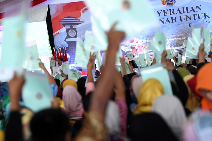 Jokowi mengatakan bahwa tahun ini, pembagian sertifikat sudah ditargetkan yakni 7 juta sertifikat. Ia menargetkan bahwa tahun 2024 dari 126 bidang tanah di Indonesia harus semuanya bersertifikat.