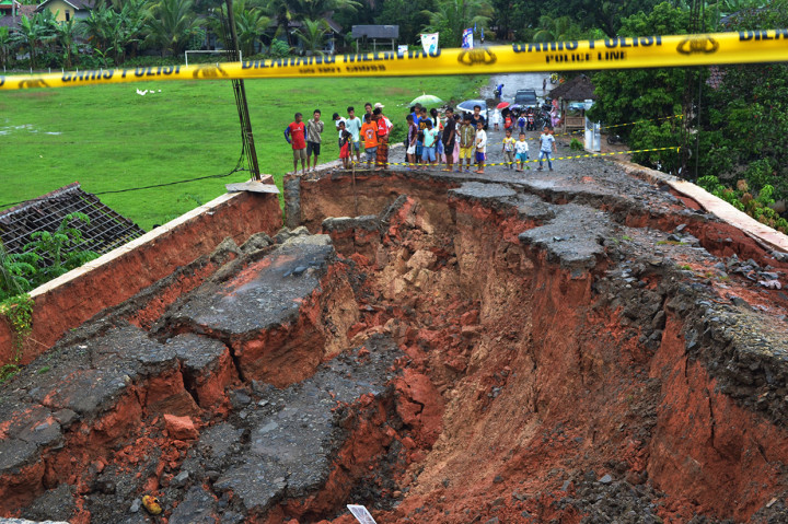 Jembatan menghubungkan Kampung Leuwijaksi, Desa Margatirta dengan Kampung Jambu Bol, Kecamatan Cikulur. Area yang longsor pada jembatan berada di Kampung Leuwijaksi.