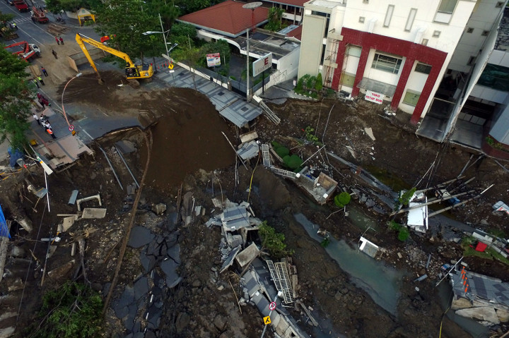 Proses pengurukan di lokasi jalan ambles di Jalan Raya Gubeng, Surabaya, Kamis, 20 Desember 2018. 
