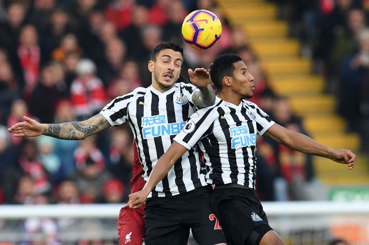 Newcastle sebetulnya memiliki peluang lebih dulu untuk mencuri keunggulan di Anfield saat laga baru berjalan delapan menit ketika umpan silang Matt Ritchie berhasil mengarah kepada Mato Joselu di area tiang jauh, namun bola sundulannya masih melebar.