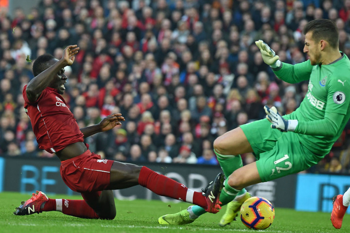 Sadio Mane berpeluang menggandakan keunggulan Liverpool pada menit ke-19 ketika menerima umpan jauh dengan dadanya, tapi kontrolnya tak begitu baik hingga bola sontekannya dengan gampang diamankan kiper Martin Dubravka.