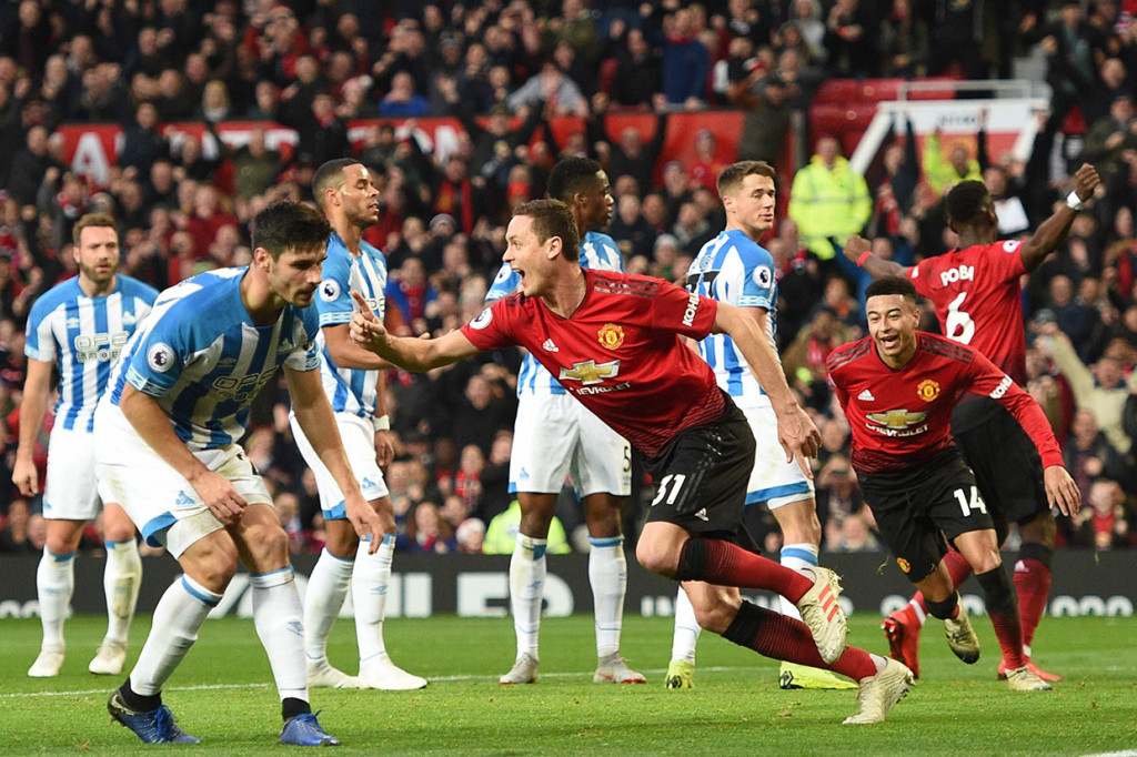 Tekanan yang dilancarkan MU akhirnya membuahkan hasil ketika sepak pojok Jesse Lingard disambut Victor Lindelof namun terhalau di garis gawang, dan bola liar jatuh di hadapan Matic yang dengan mudah mencetak gol perdananya musim ini pada menit ke-28.