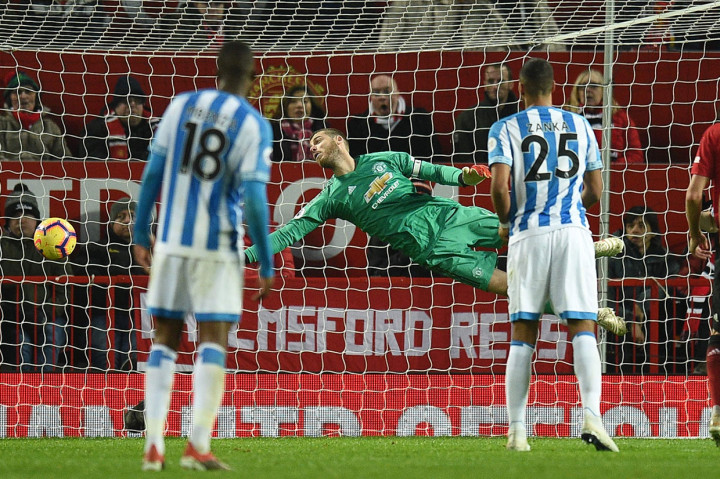 Memasuki babak kedua, Huddersfield lebih berani keluar menekan tuan rumah, bahkan memaksa kiper David de Gea melakukan penyelamatan gemilang atas tembakan Depoitre menyambut umpan silang Alex Pritchard pada menit ke-61.