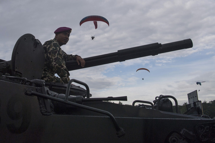 Acara sertijab dimeriahkan oleh berbagai aksi kemampuan Korps Marinir seperti atraksi terjun payung 