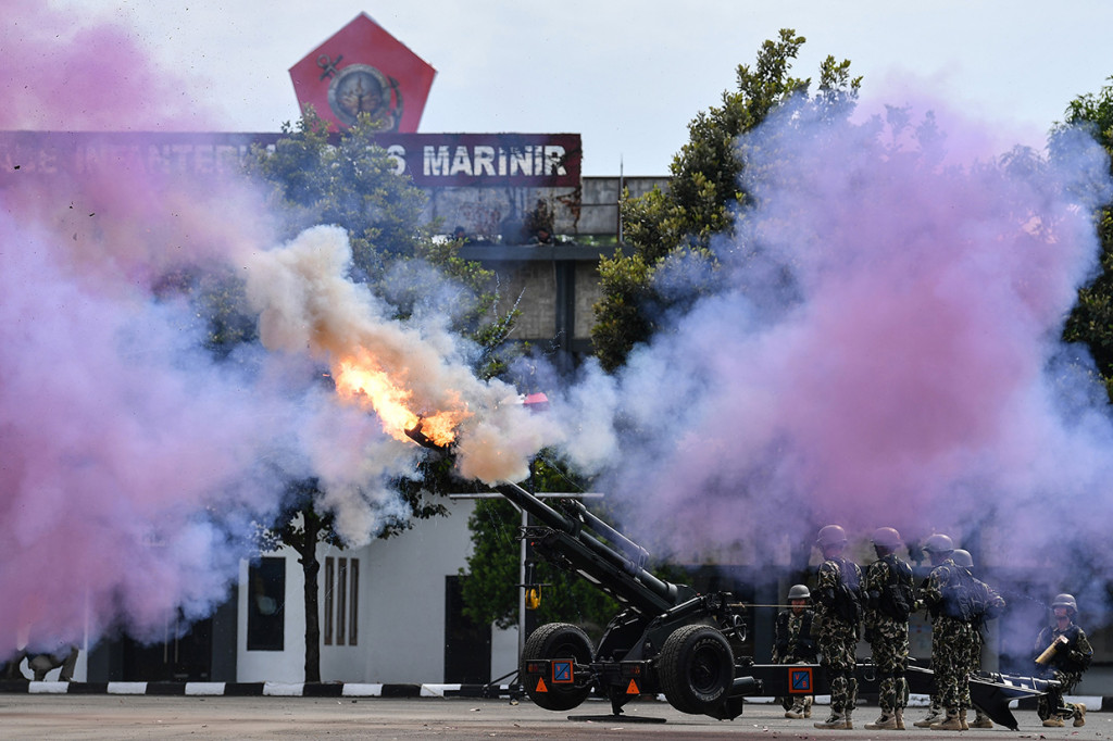 Ada pula tampilan kendaraan tempur Korps Marinir antara lain Tank Amfibi BMP-3F, Landing Vehicle Tank (LVT)-7, Roket Multi Laras (RM) 70 Grad, Meriam How-105, Tank Tatra, dan Sea Rider. (I028).