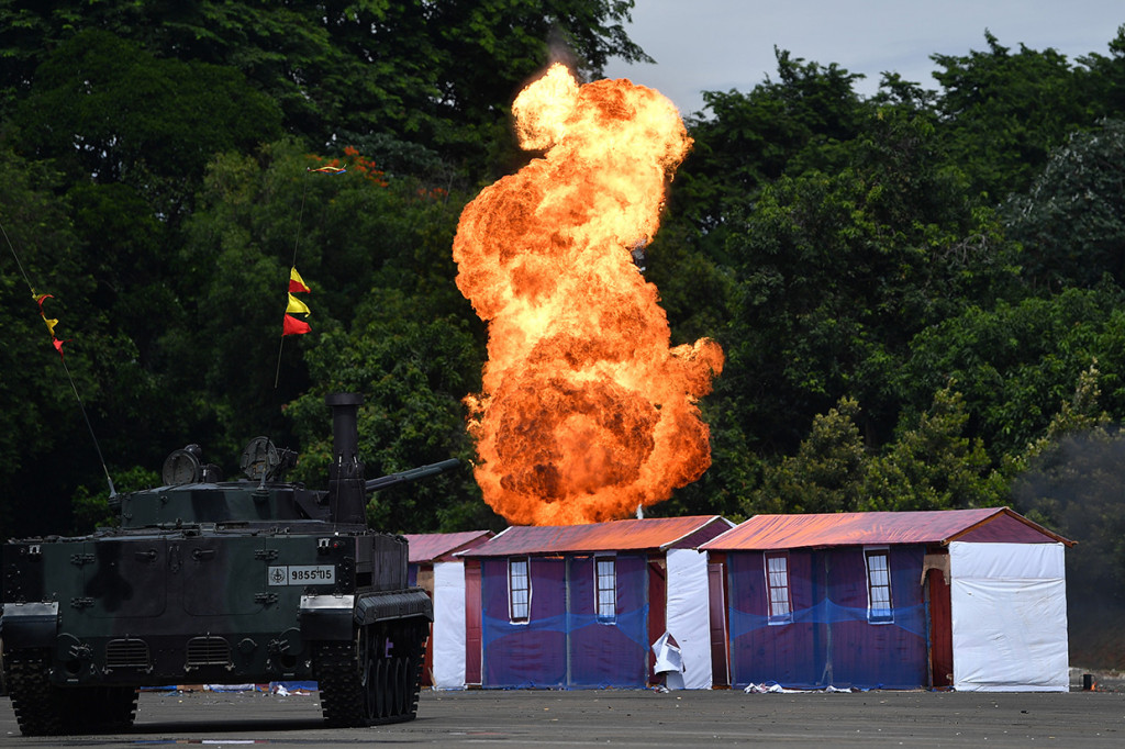 Prajurit Marinir dengan kendaraan tempur melakukan simulasi penanggulangan teror saat Upacara Sertijab Komandan Korps Marinir (Dankormar) di Lapangan Apel Bhumi Marinir Cilandak, Jakarta Selatan.
