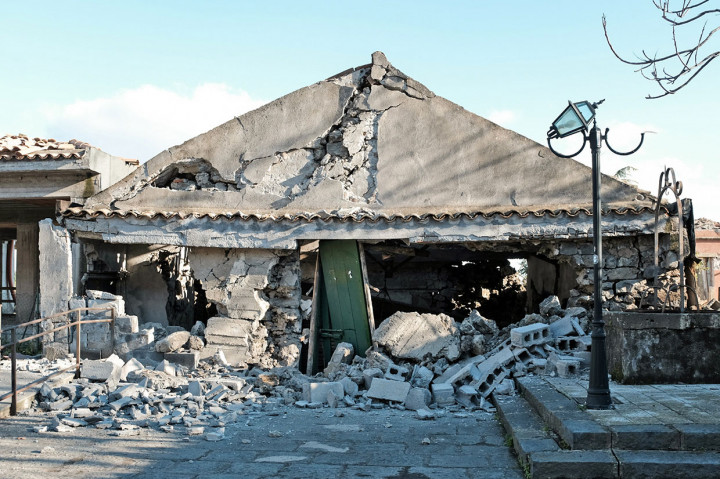 Sedikitnya 28 orang terluka, dua diselamatkan dari bangunan yang runtuh, dan sekitar 10 dibawa ke rumah sakit karena menderita luka ringan akibat tertimpa puing-puing yang jatuh.