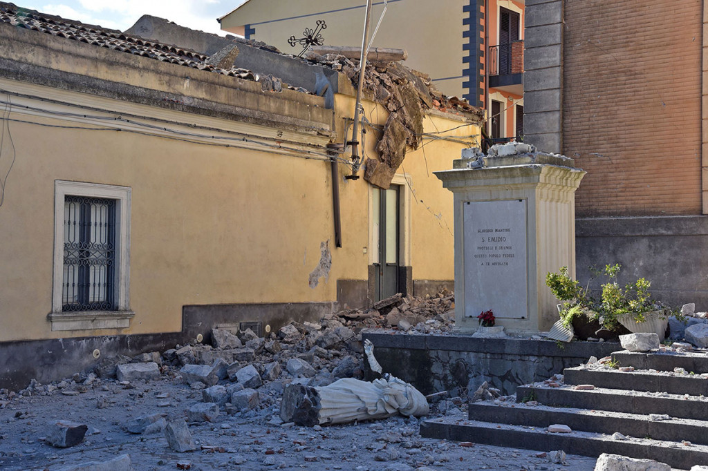 Gempa juga menggulingkan belltower gereja Santa Maria Santissima del Carmelo di Acireale, termasuk patung Santo Emidio, yang secara tradisional diyakini sebagai pelindung gempa bumi.