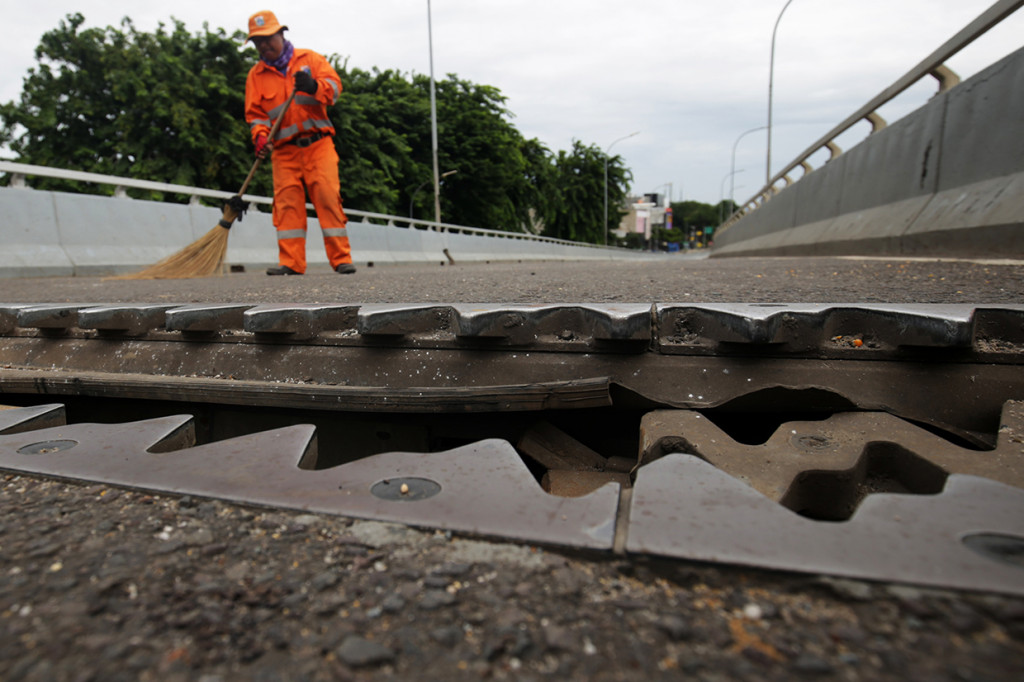 Ditlantas Polda Metro Jaya menutup sementara dan mengalihkan jalur di kawasan tersebut sampai dengan Senin, 31 Desember 2018.