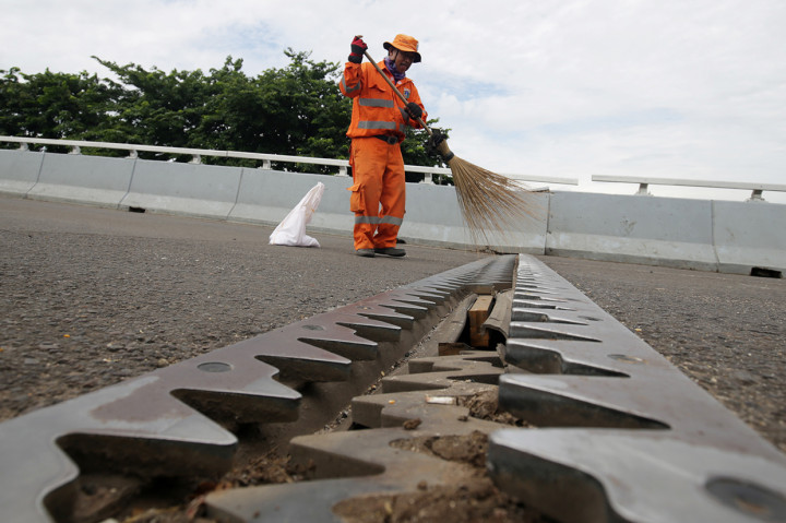 Pengerjaan perbaikan flyover Rawa Buaya dilakukan oleh Balai Besar Pelaksana Jalan Wilayah VI Kementerian PUPR Jakarta Metro I. Perbaikan pada jalan layang tersebut berupa proses penggantian tumpuan (pot bearing).