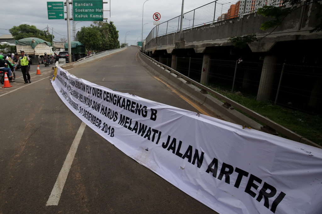 Akibat penutupan flyover itu kemacetan di sepanjang Jalan Lingkar Luar Barat Cengkareng tak terhindarkan. Kemacetan mengular sekitar 1 kilometer sampai lampu merah Cengkareng.