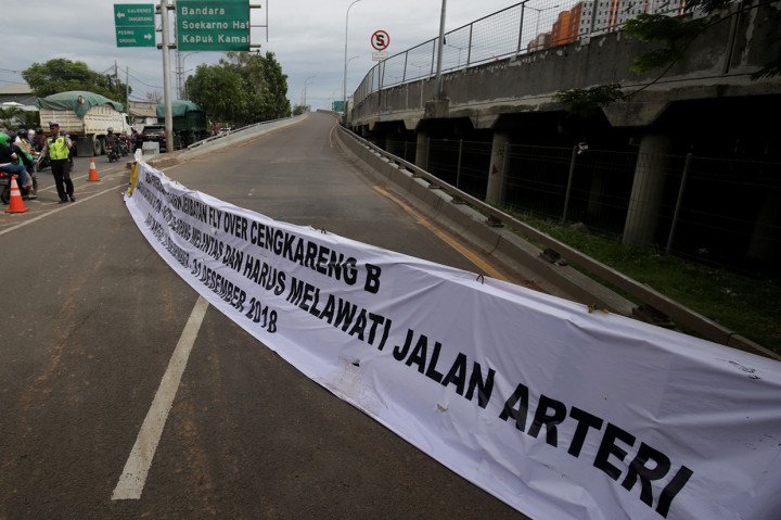 Akibat penutupan flyover itu kemacetan di sepanjang Jalan Lingkar Luar Barat Cengkareng tak terhindarkan. Kemacetan mengular sekitar 1 kilometer sampai lampu merah Cengkareng.